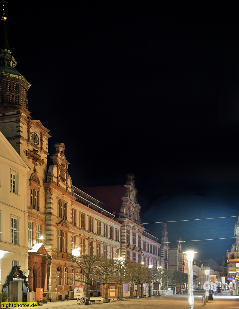 Schwerin. Alte Post. Ehemaliges Hauptpostamt im Stil historisierender Neorenaissance. Erbaut 1892-1897 vom Geheimen Postbaurat Ernst Hake. Portalseite in der Mecklenburgstrasse 4-8