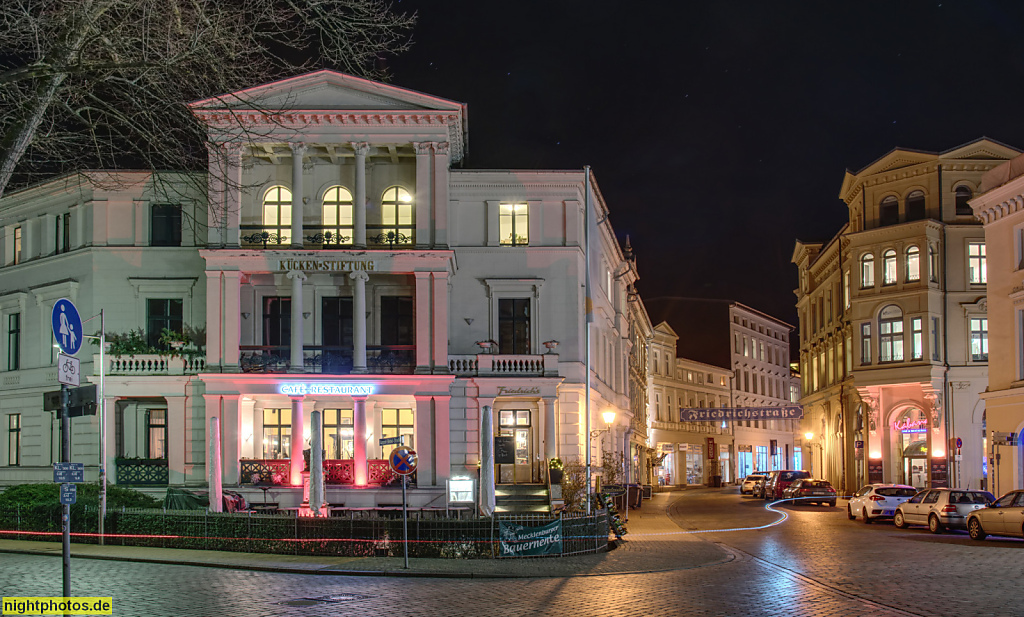 Schwerin. Kückenstiftung und Restaurant Friedrichs. Klassizistisches Eckgebäude erbaut 1868-1870 von H. Peters als Doppelwohnhaus. Friedrichstrasse 2 Ecke August-Bebel-Strasse