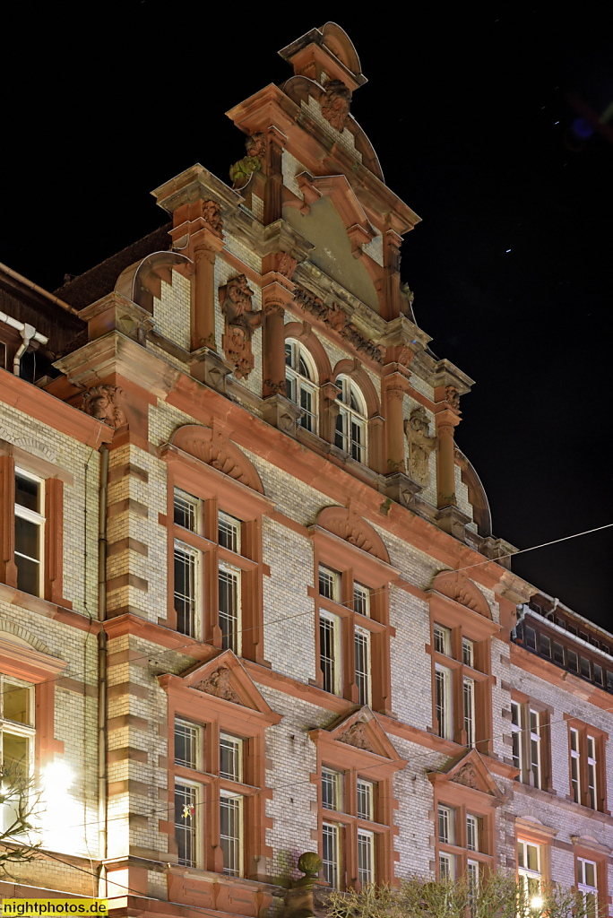 Schwerin. Alte Post. Ehemaliges Hauptpostamt im Stil historisierender Neorenaissance. Erbaut 1892-1897 vom Geheimen Postbaurat Ernst Hake. Portalseite in der Mecklenburgstrasse 4-8. Mittelrisalit übergiebelt