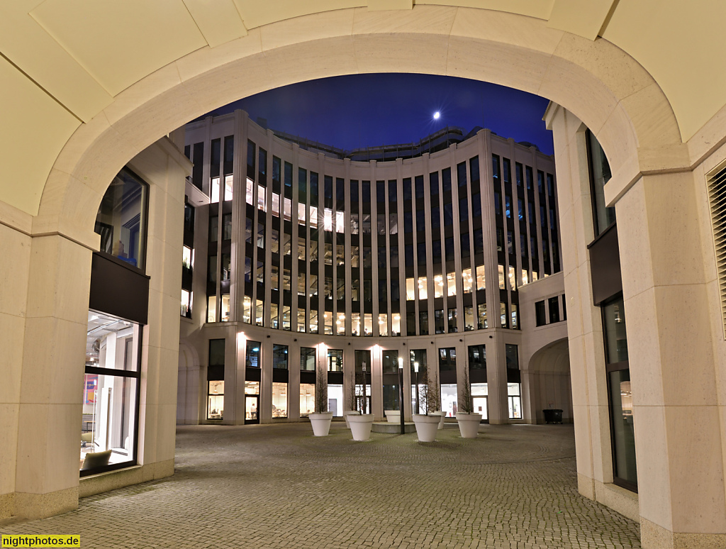 Berlin Kreuzberg. Stresemannquartier erbaut 2015-2017 von Bernd Albers Architekten und Rainer Schmidt Landschaftsarchitekten als Bürogebaeude. Stresemannstraße 123