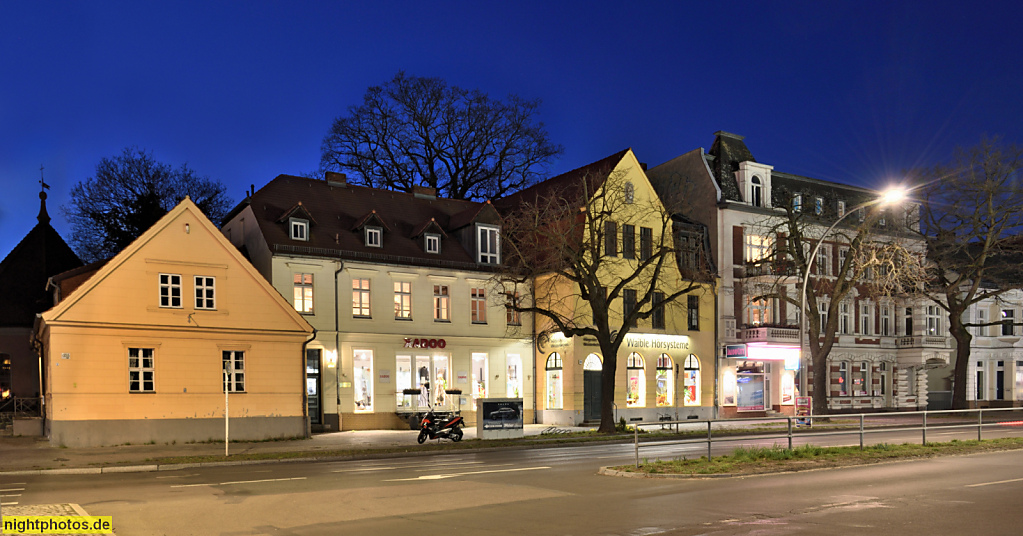 Berlin Zehlendorf. Heimatmuseum Zehlendorf erbaut 1828 von Wilhelm Pasewaldt als Schulhaus der Gemeinde Zehlendorf. Clayallee 355 (im Bild links)