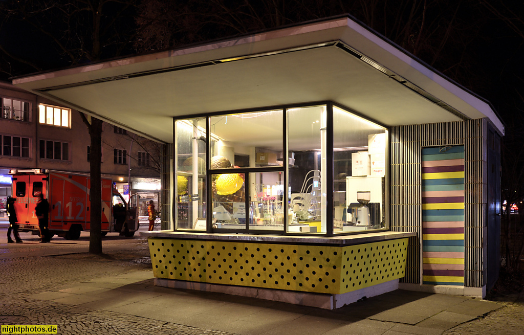 Berlin Zehlendorf. Kiosk erbaut 1955 von Kurt Kurfiss. Teltower Damm Ecke Potsdamer Strasse