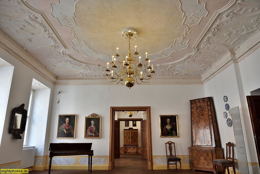 Görlitz. Barockhaus Neissstrasse 30. Kulturhistorisches Museum seit 1951. Erbaut 1727-1729 von Ratsbaumeister Samuel Suckert und Oberlandbaumeister Johann Friedrich Karcher. Wohnraum von Christian Ameiss mit Stuckdecke und Stilmöbeln