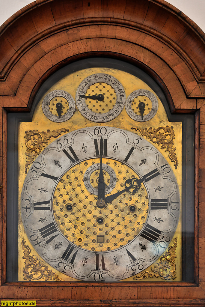Görlitz. Barockhaus Neissstrasse 30. Kulturhistorisches Museum seit 1951. Erbaut 1727-1729 von Ratsbaumeister Samuel Suckert und Oberlandbaumeister Johann Friedrich Karcher. Standuhr Ziffernblatt