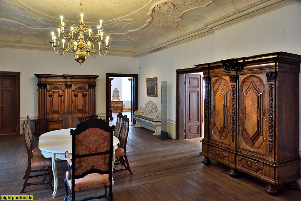 Görlitz. Barockhaus Neissstrasse 30. Kulturhistorisches Museum seit 1951. Erbaut 1727-1729 von Ratsbaumeister Samuel Suckert und Oberlandbaumeister Johann Friedrich Karcher. Diele mit Stuckdecke und Stilmöbeln als Empfangsbereich