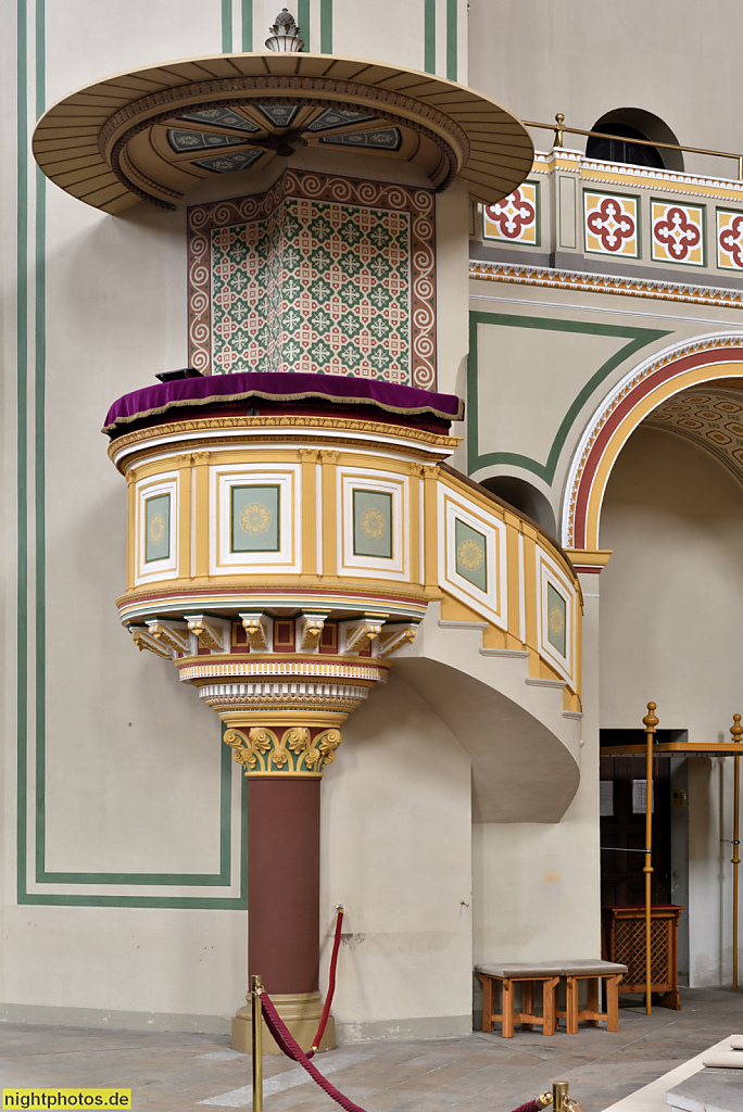 Potsdam Kirche St Peter und Paul erbaut 1867-1870 von August Stüler und Wilhelm Salzenberg. Bauleitung Albert Badstübner. Kanzel mit Schalldeckel