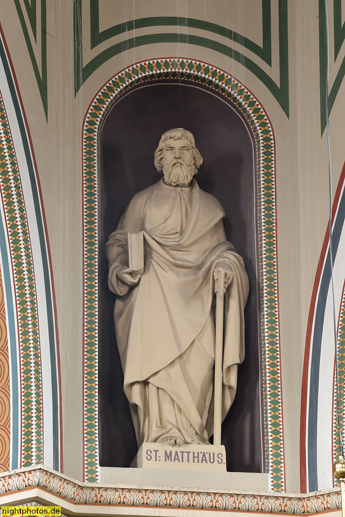 Potsdam Kirche St Peter und Paul erbaut 1867-1870 von August Stüler und Wilhelm Salzenberg. Bauleitung Albert Badstübner. Marmorstatue des Hl. Matthäus in Wandnische