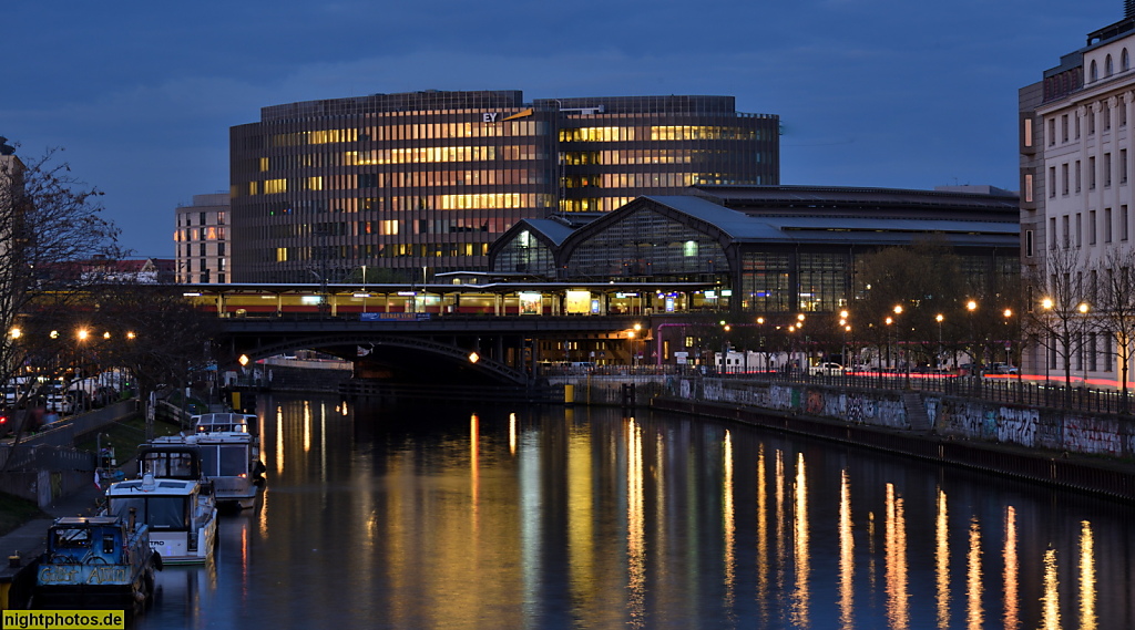 Berlin Mitte. S-Bahnhof Friedrichstrasse erbaut 1882 von Johannes Vollmer. Dahinter Spreedreieck erbaut 2008-2010 von Mark Braun. Reichstagufer und Schiffbauerdamm