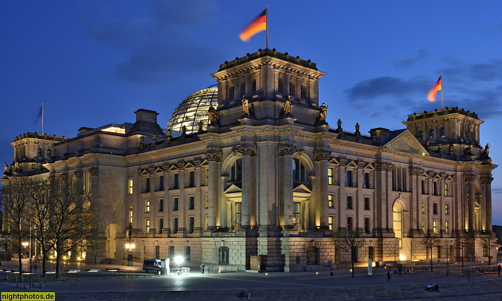 Berlin Regierungsviertel. Reichstag erbaut 1884-1894 von Paul Wallot im Stil der Neorenaissance. Umbau 1995-1999 von Norman Foster mit Glaskuppel