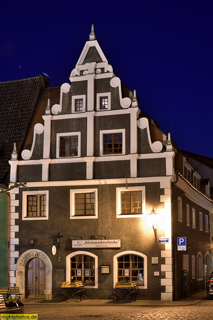 Meißen. Spezialausschank 'Kleinmarktschänke'. Erbaut 1607 als Bäckerei. Sitznischenportal und Renaissancegiebel. Giebel 1913 erneuert