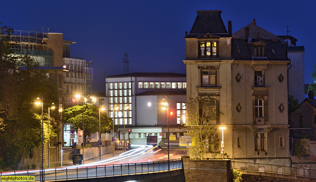 Meißen. Altstadtbrücke neu erbaut 1999-2000 über die Elbe in den Stadtteil Vorbrücke. Seit 1887 in Meissen eingemeindet. Bahnhofstrasse 6 mit Mietshaus erbaut um 1890. Hinten Bahnhof Meissen