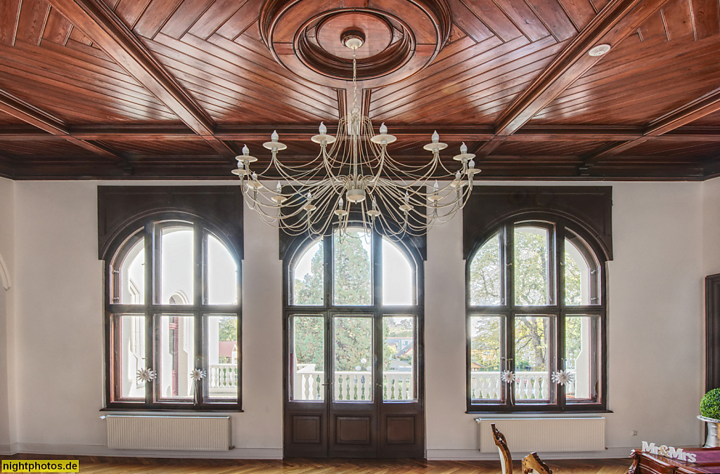 Sanitz. Schloss Lüsewitz erbaut 1896 von Gotthilf Ludwig Möckel in Neorenaissance für Friedrich Ferdinand Biermann. 1926-1943 Hans Thyssen. Bis 1949 Tbc-Krankenhaus. DDR-Zeit Institut für Pflanzenzüchtung. Bis 2012 Gemeindebesitz. Seit 2012 Privatbesitz. 