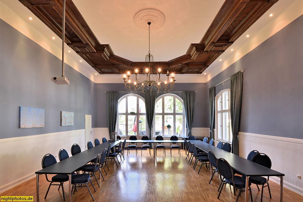 Sanitz. Schloss Lüsewitz erbaut 1896 von Gotthilf Ludwig Möckel in Neorenaissance für Friedrich Ferdinand Biermann. 1926-1943 Hans Thyssen. Bis 1949 Tbc-Krankenhaus. DDR-Zeit Institut für Pflanzenzüchtung. Bis 2012 Gemeindebesitz. Seit 2012 Privatbesitz. 