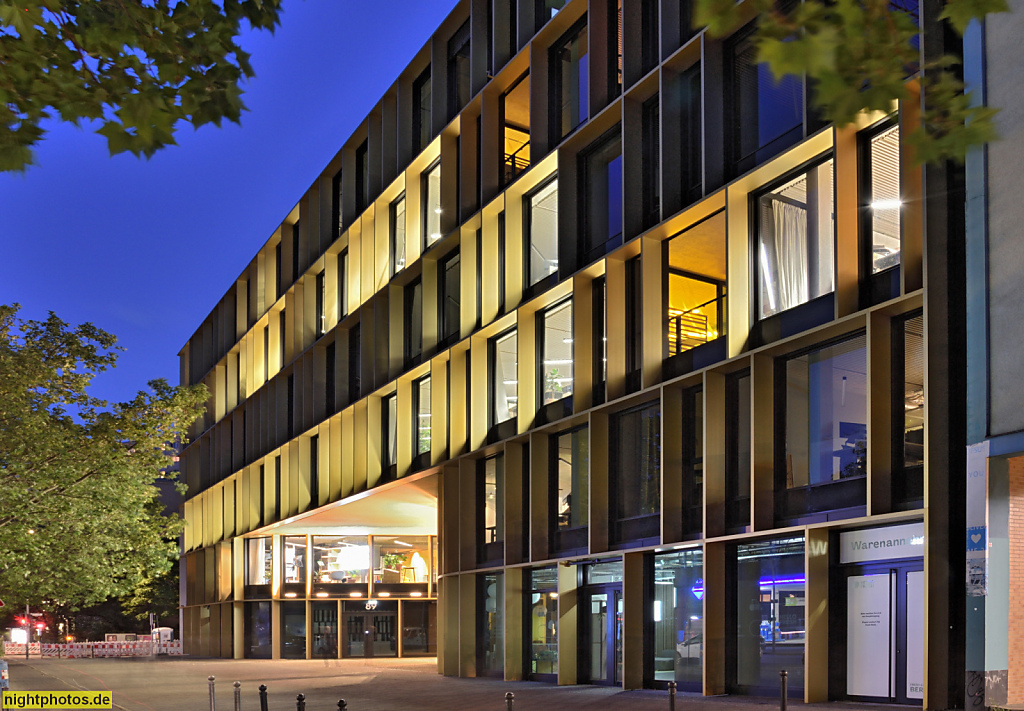 Berlin Kreuzberg. Bürogebäude 'The Shelf' erbaut von kadawittfeldarchitektur für Projektentwickler Pandion. Innenhof von ST raum a. Landschaftsarchitektur. Prinzenstrasse 89