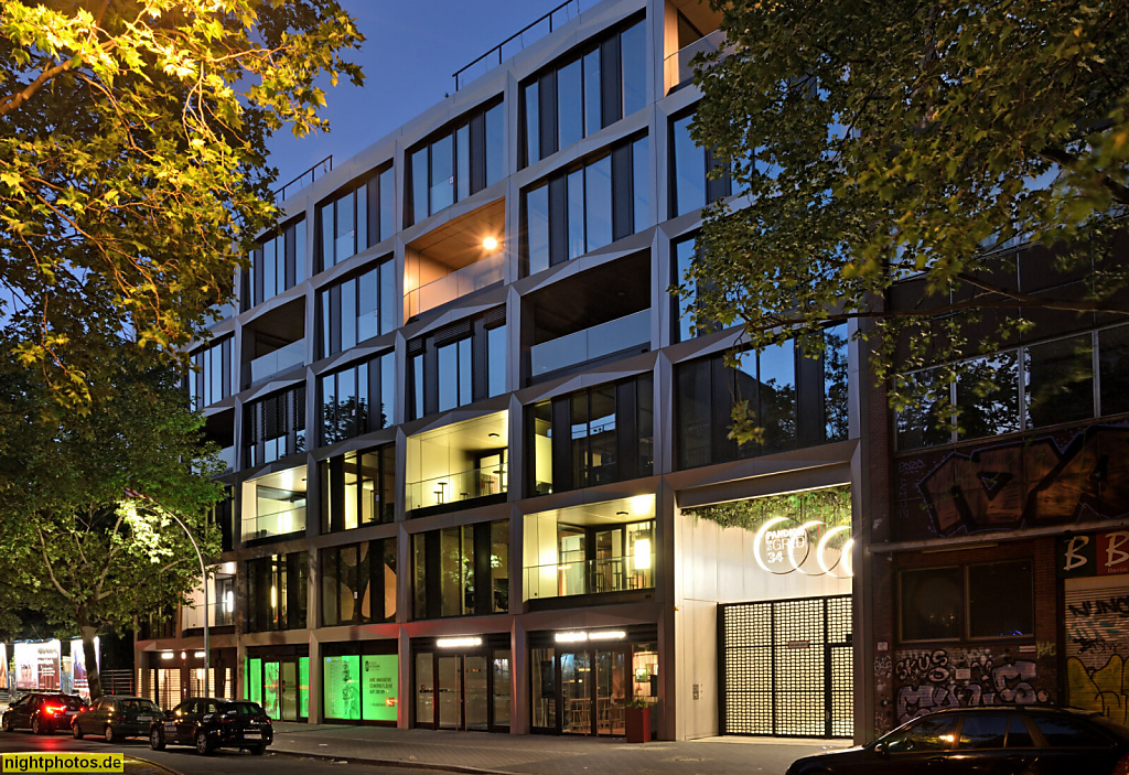 Berlin Kreuzberg. Bürogebäude 'The Grid' erbaut 2017-2021 von Eike Becker Architekten mit begrünter Durchfahrt. Prinzenstrasse 34