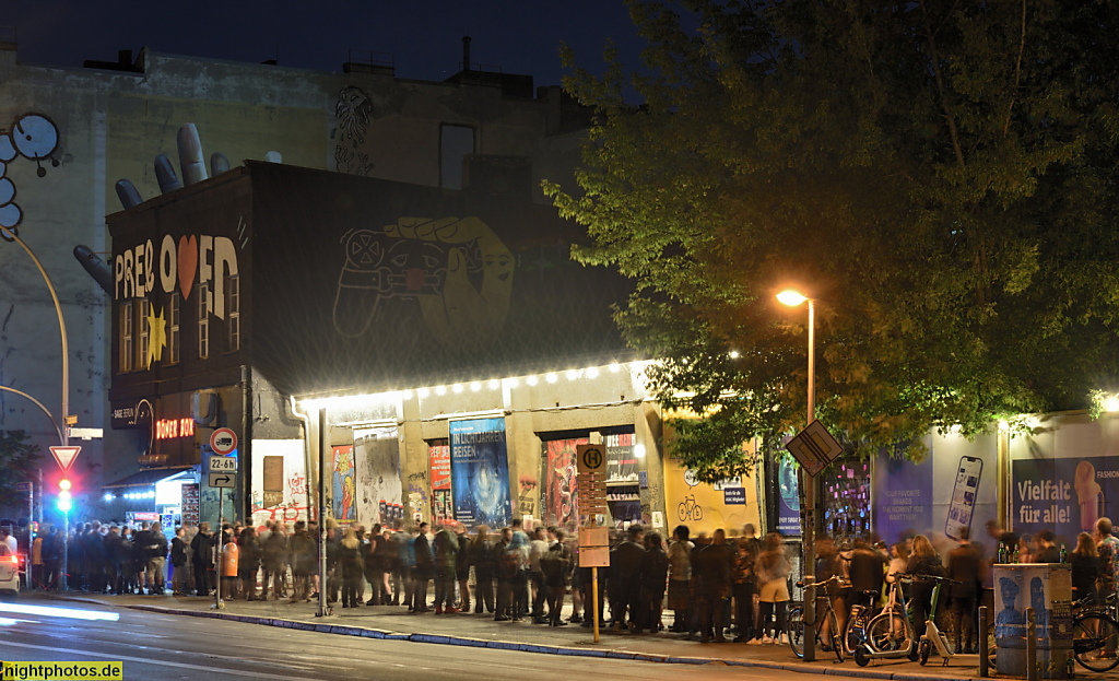 Berlin Mitte. Besucherschlange vor dem KitKat-Club Berlin. Köpenicker Strasse Ecke Brückenstrasse an einem Samstag Abend