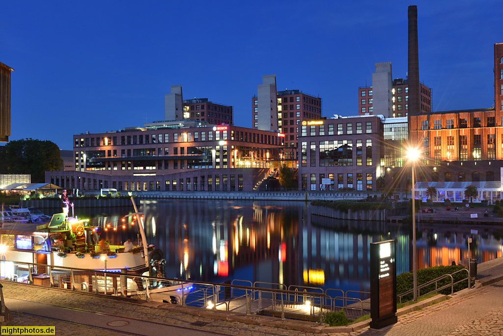 Berlin Tempelhofer Hafen. Hafenbecken mit Kaimauer und Anleger. Hafen erbaut 1901-1908 von Havestadt und Contag. Umbau 2007-2009 geplant von West 8 landscape architects bv. Steg mit Anleger