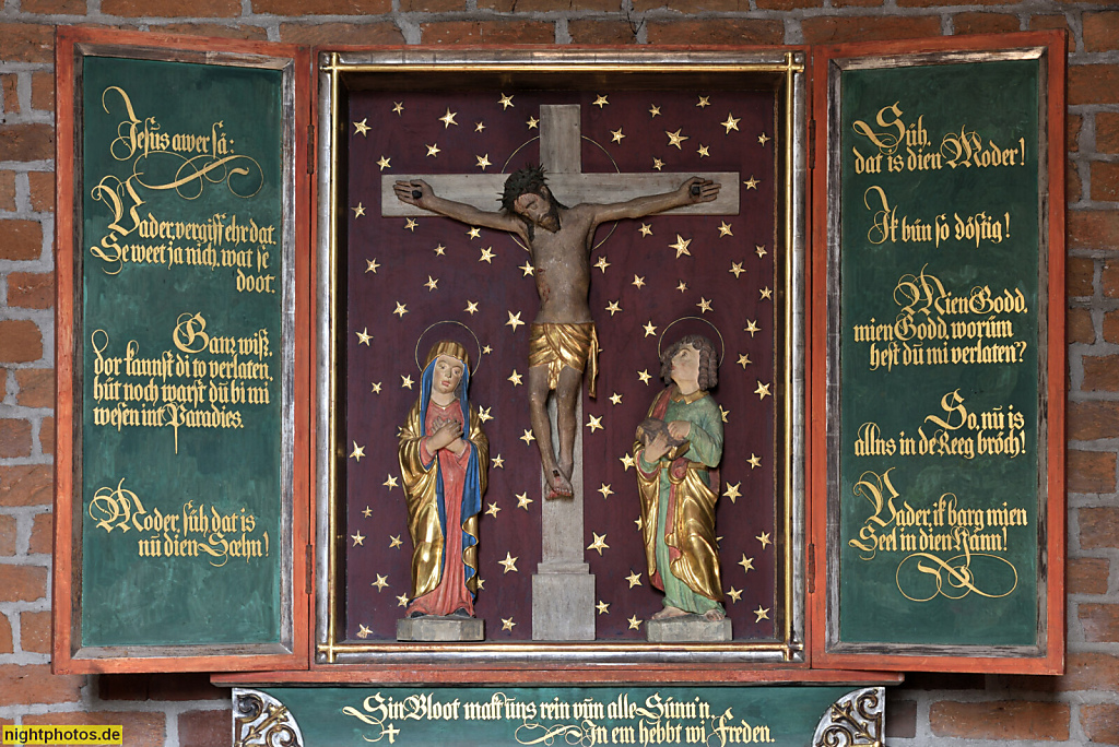 Burg auf Fehmarn. St. Nikolai. Evangelische Kirche erbaut ab 1231 als dreischiffige Hallenkirche. Spätgotischer Umbau im 15. Jahrhundert. Klappaltar im Likhus mit Kruzifix aus 14. Jahrhundert