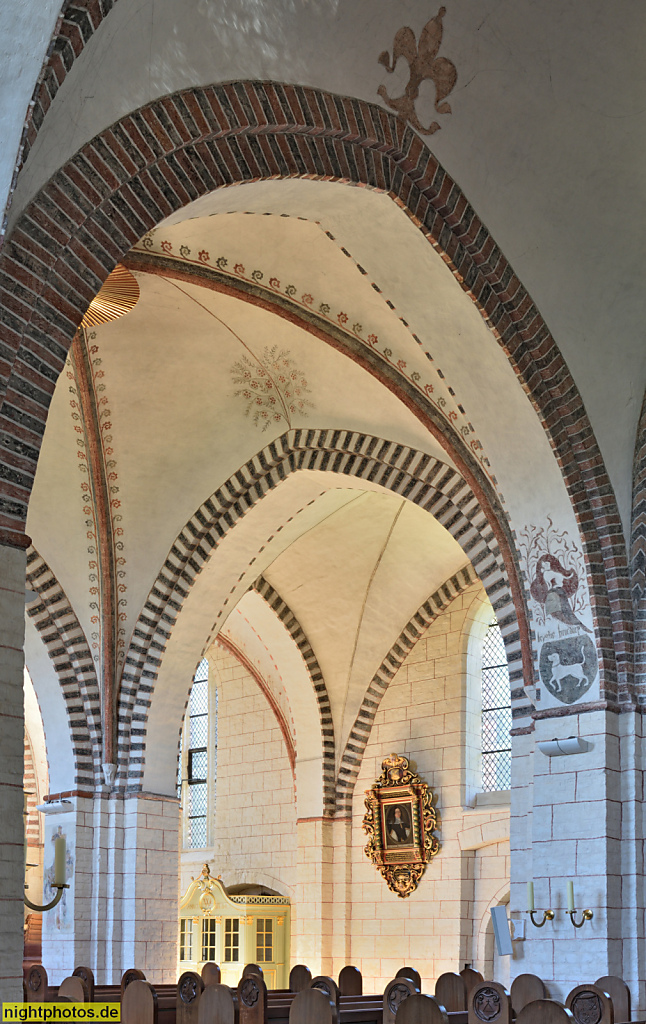 Burg auf Fehmarn. St. Nikolai. Evangelische Kirche erbaut ab 1231 als dreischiffige Hallenkirche. Spätgotischer Umbau im 15. Jahrhundert. Kreuzrippengewölbe zwischen Spitzbogen