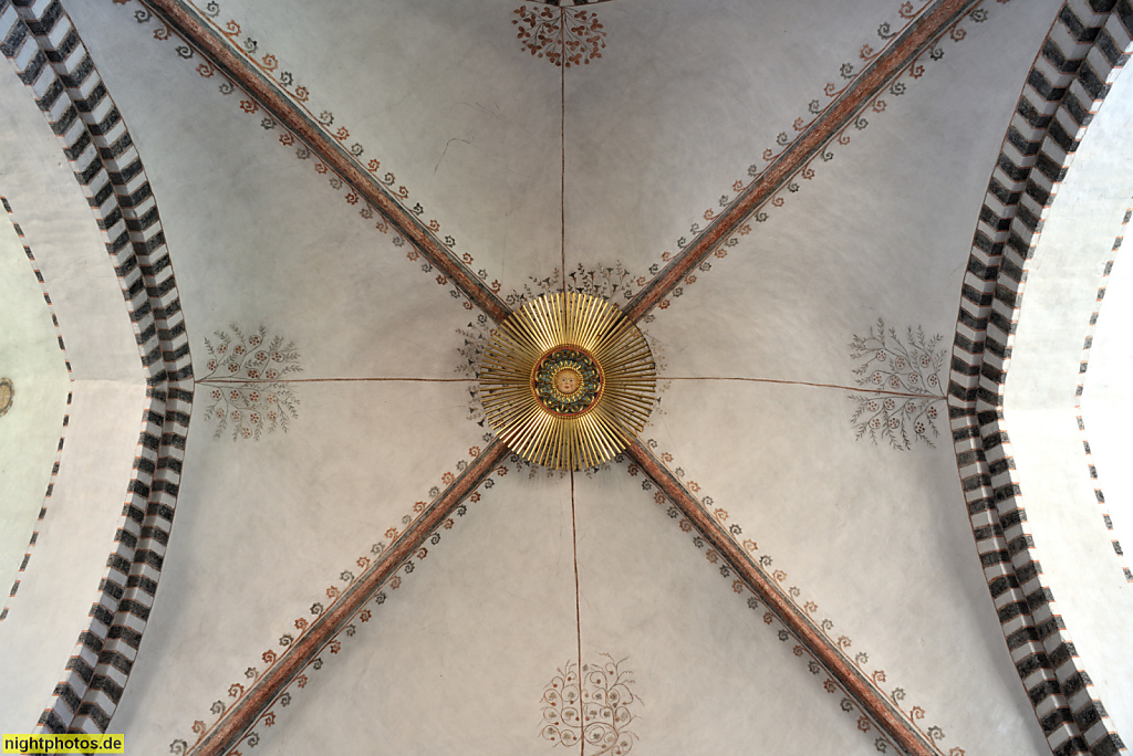 Burg auf Fehmarn. St. Nikolai. Evangelische Kirche erbaut ab 1231 als dreischiffige Hallenkirche. Spätgotischer Umbau im 15. Jahrhundert. Kreuzrippengewölbe mit Sonnensymbol auf Schlussstein. Ornament Deckenmalerei