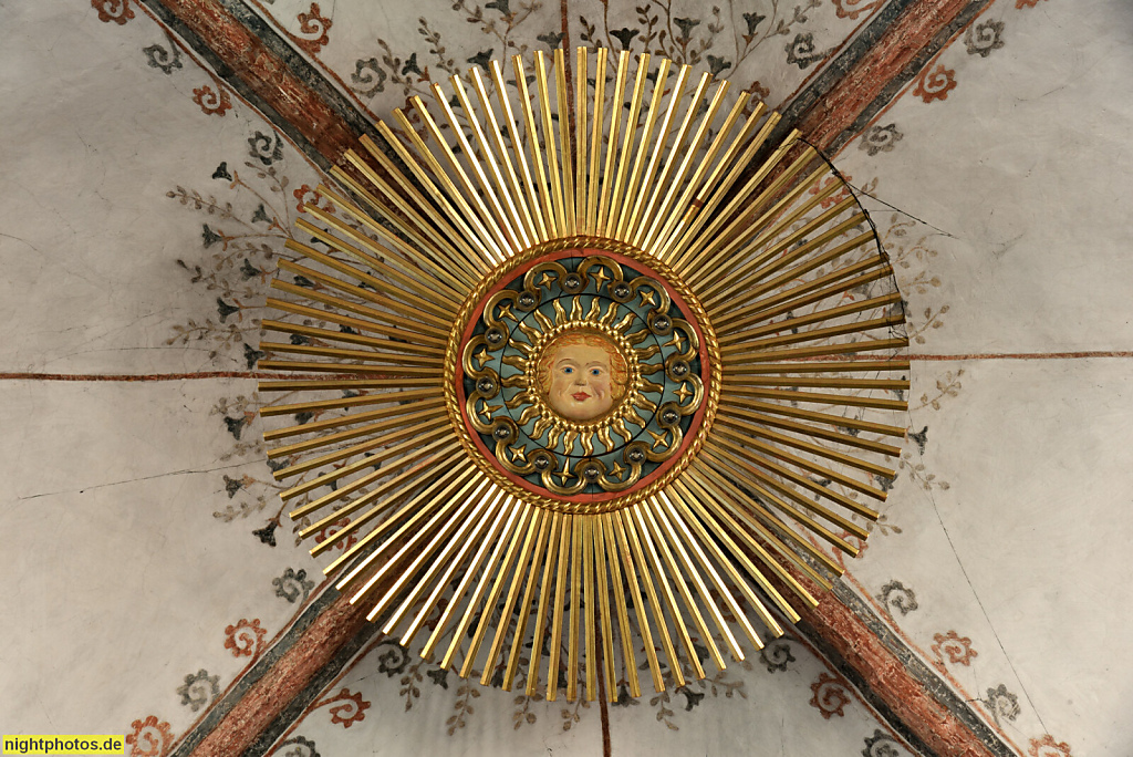 Burg auf Fehmarn. St. Nikolai. Evangelische Kirche erbaut ab 1231 als dreischiffige Hallenkirche. Spätgotischer Umbau im 15. Jahrhundert. Kreuzrippengewölbe mit Sonnensymbol auf Schlussstein. Ornament Deckenmalerei