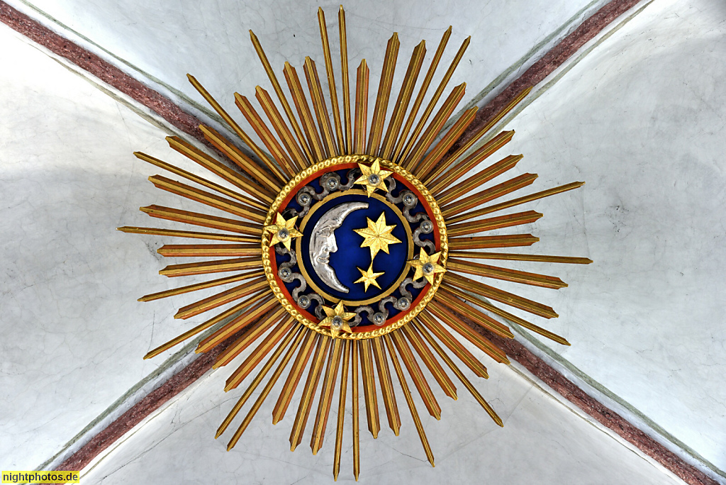 Burg auf Fehmarn. St. Nikolai. Evangelische Kirche erbaut ab 1231 als dreischiffige Hallenkirche. Spätgotischer Umbau im 15. Jahrhundert. Kreuzrippengewölbe mit Mondsymbol auf Schlussstein