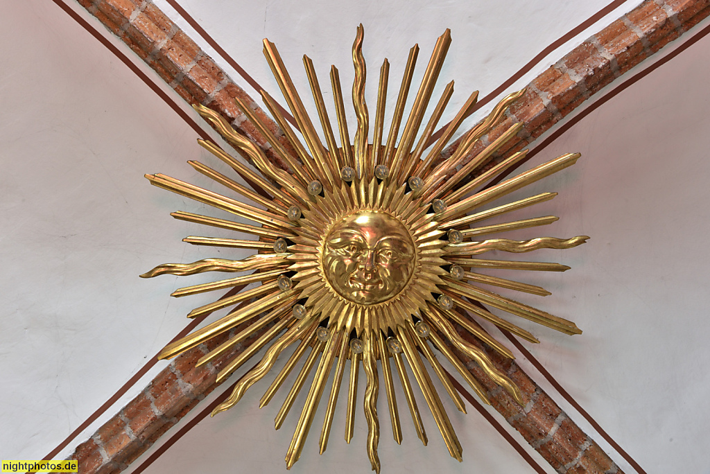 Burg auf Fehmarn. St. Nikolai. Evangelische Kirche erbaut ab 1231 als dreischiffige Hallenkirche. Spätgotischer Umbau im 15. Jahrhundert. Kreuzrippengewölbe mit Sonnensymbol auf Schlussstein