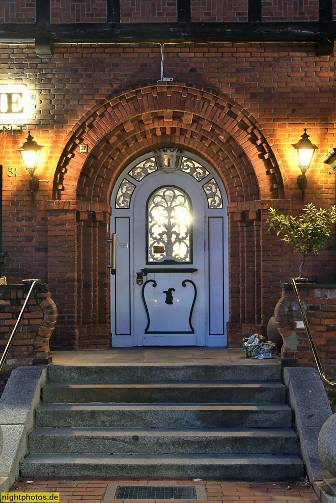 Burg auf Fehmarn. Hotel und Restaurant Doppeleiche erbaut 1920 von Architekt D. Willbrandt als Wohnhaus N. Mildenstein. Hotel und Restaurant. Breite Strasse 32. Tür
