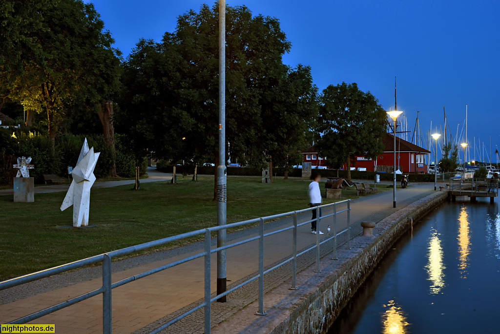 Neustadt in Holstein. Unterer Jungfernstieg an der Neustädter Bucht. Skulpturen vor dem Vereinshaus der Neustädter Seglervereins NSV. Kaimauer