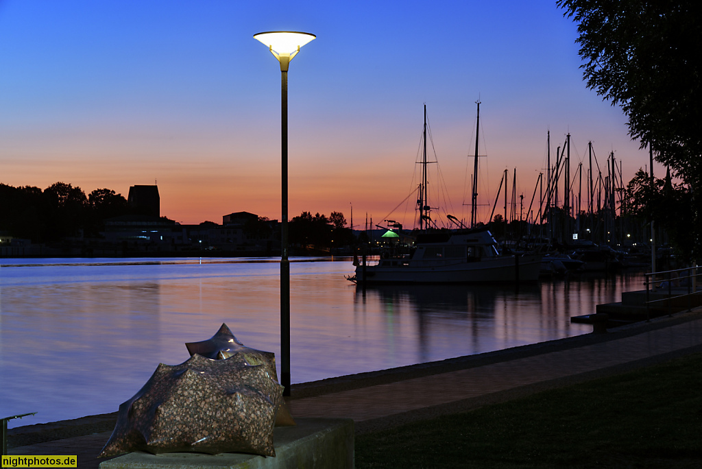 Neustadt in Holstein. Unterer Jungfernstieg an der Neustädter Bucht. Skulptur 'Influenza und Fazit' von Jo Kley erschaffen 1980 aus Marmor und Granit. Skulpturen-Triennale auf dem Neustädter Kunstkilometer