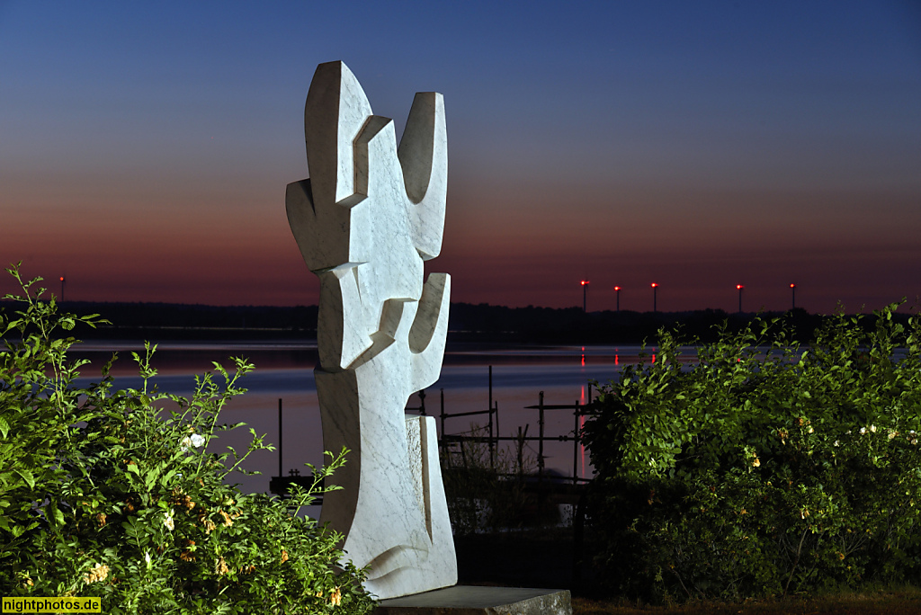 Neustadt in Holstein. Skulptur 'Segel und Möwen' von Pierre Schumann erschaffen 1980 aus Marmor. Skulpturen-Triennale auf dem Neustädter Kunstkilometer. Am Binnenwasser