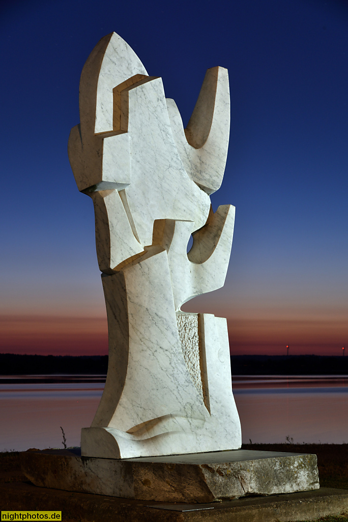 Neustadt in Holstein. Skulptur 'Segel und Möwen' von Pierre Schumann erschaffen 1980 aus Marmor. Skulpturen-Triennale auf dem Neustädter Kunstkilometer. Am Binnenwasser