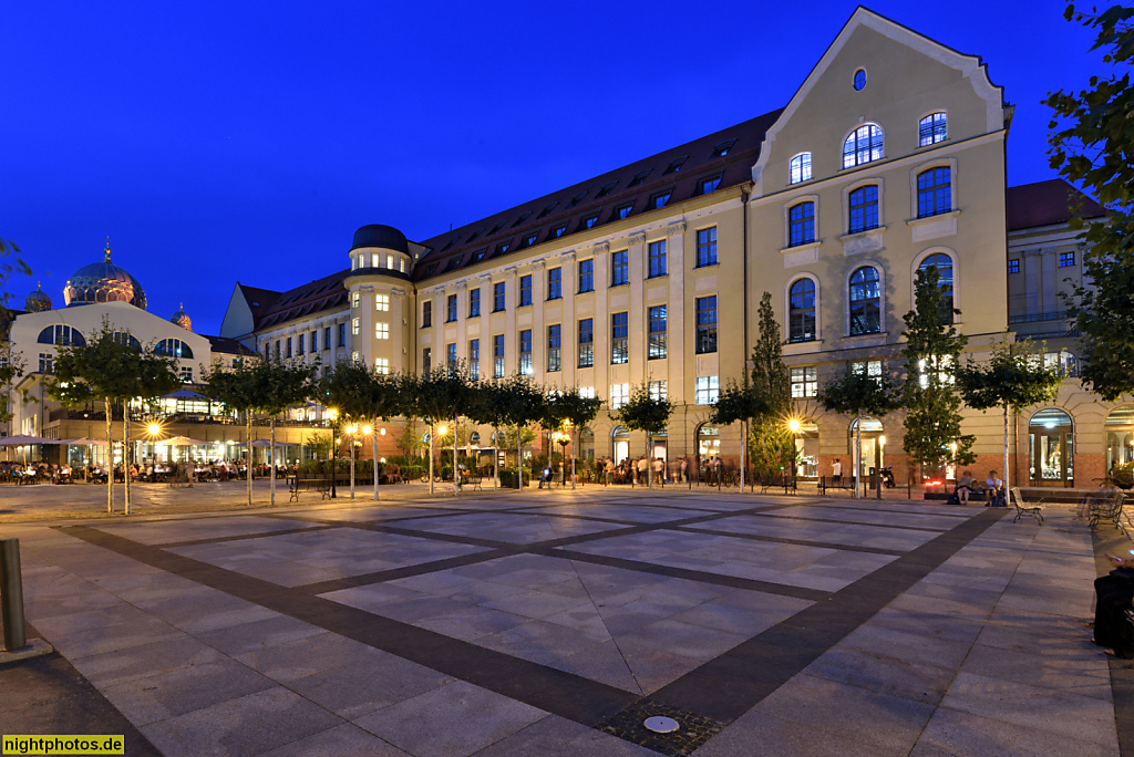 Berlin Mitte. Forum an der Museumsinsel. Links Logenhaus. Rechts Hotel Telegraphenamt. Hinten Kuppel der Synagoge Oranienburger Strasse