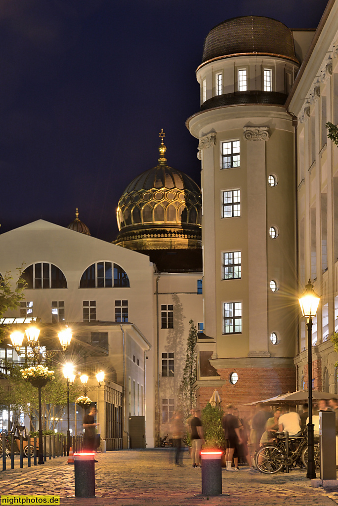 Berlin Mitte. Forum an der Museumsinsel. Restaurant Dieselhaus. Hinten Logenhaus. Kuppel Synagoge. Rechts Hotel Telegraphenamt mit Treppenturm