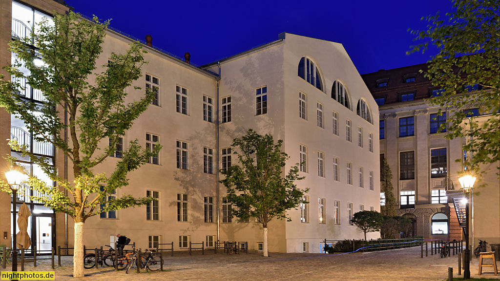 Berlin Mitte. Forum an der Museumsinsel. Ehemaliges Logenhaus. Erbaut 1789-1791 von Logenbruder Friedrich Christian Becherer. Klassizistisch. Reichspost seit 1898. Institut für das Post- und Fernmeldewesen der DDR. Oranienburger Strasse 73-74