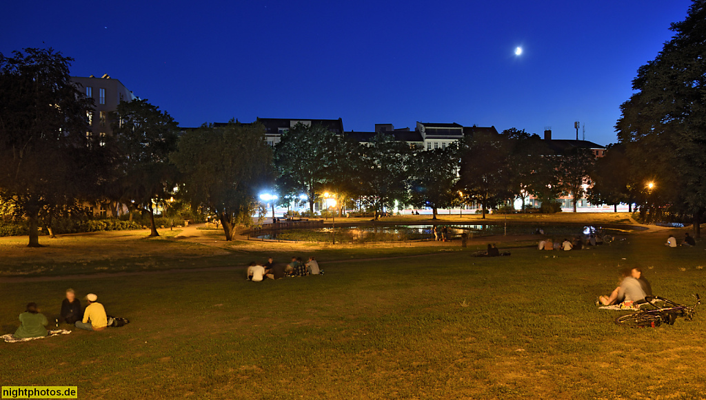 Berlin Mitte. Weinbergpark mit Teich angelegt 1954-1958 von Helmut Kruse. Veteranenstrasse Ecke Brunnenstrasse
