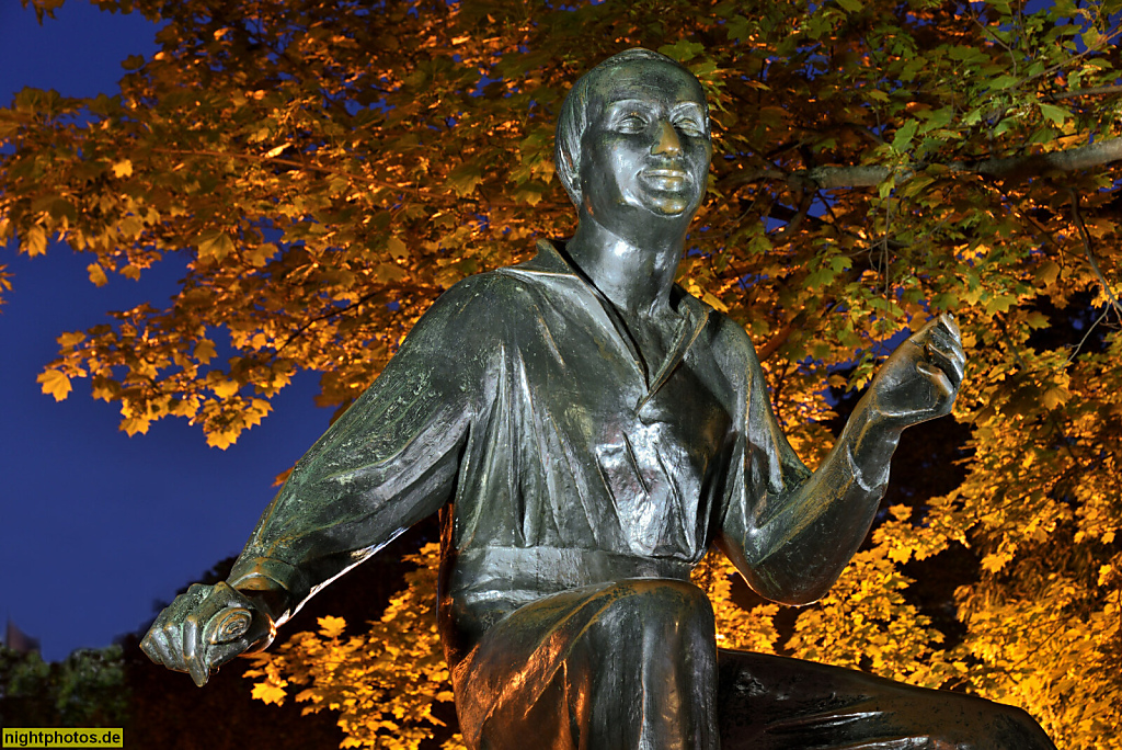 Berlin Mitte. Heinrich-Heine-Denkmal erschaffen 1955 von Waldemar Grzimek im Weinbergpark. Veteranenstrasse Ecke Brunnenstrasse