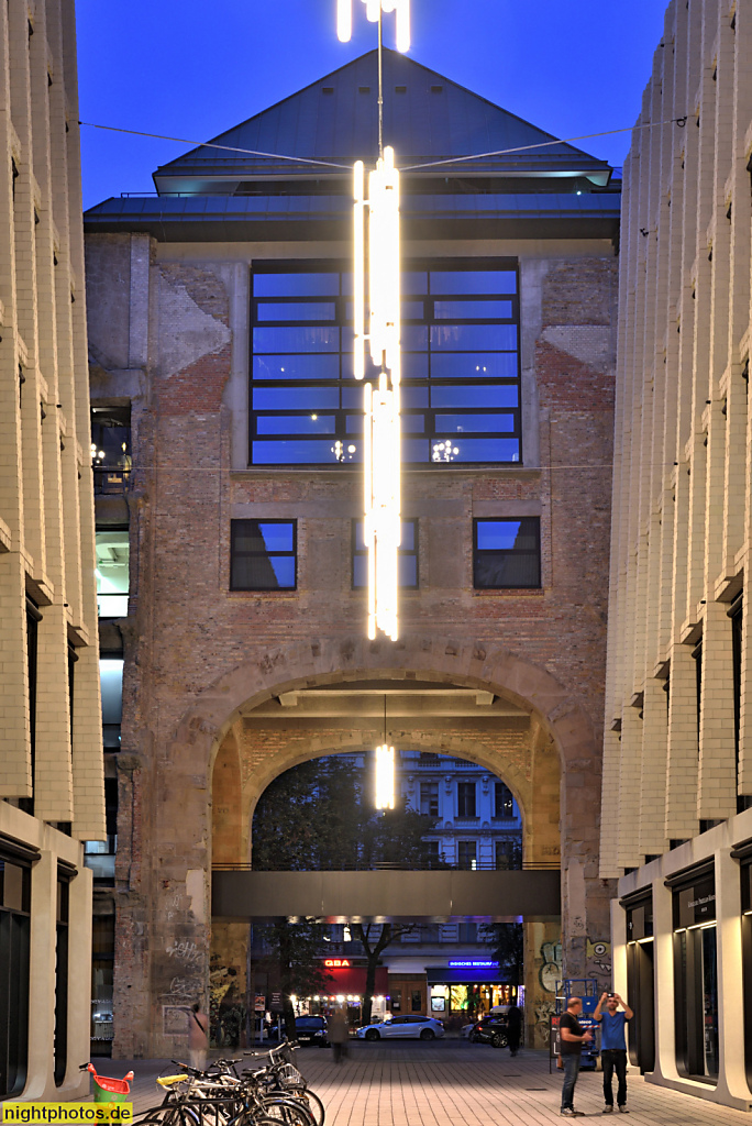 Berlin Mitte. Fotografie-Museum Fotografiska. Ehemaliges Kunsthaus Tacheles als Teil der Friedrichstrassenpassage erbaut 1907-1908 von Franz Ahrens. Wohn- und Geschäftshaus 'Scape' erbaut 2016-2023 von Herzog und de Meuron. Oranienburger Strasse 54-64