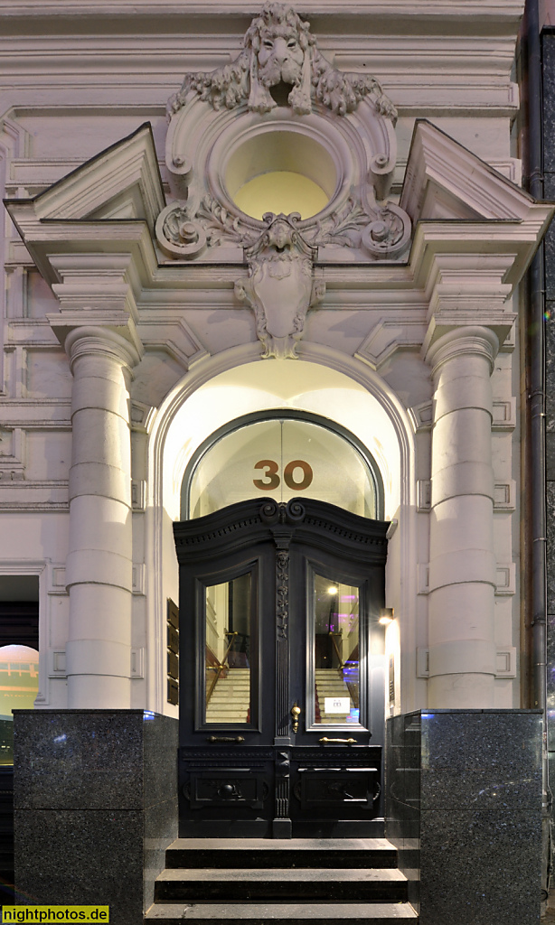 Berlin Charlottenburg. Mietshaus mit Fassadenschmuck erbaut 1892-1893 von Martin Woelfert. Joachimsthaler Strasse 30. Portikus