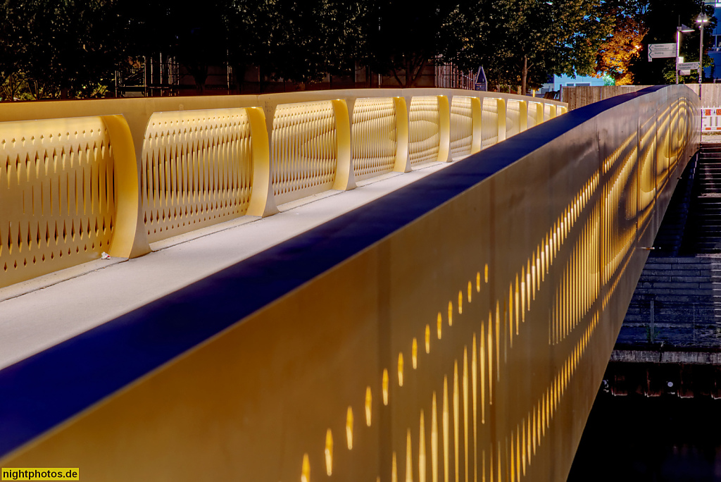 Berlin Mitte Moabit. Europacity. Golda-Meir-Steg als Stahlbrücke für Fussgänger über den Berlin-Spandauer Schifffahrtskanal erbaut 2021 von Büro acme mit Statikbüro AKT II am Otto-Weidt-Platz