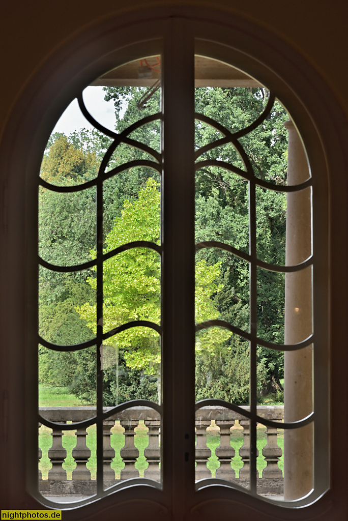 Schloss Altdöbern erbaut 1717 im barocken Stil für Generalmajor Alexander Dietrich von Eickstedt. Umbau fuer Carl Heinrich von Heineken 1749-1752. Umbau 1880 bis 1905 für Heinrich Graf von Witzleben-Alt-Doebern. 1917-1938 Eugen Laib Garbáty. Terrassentür 