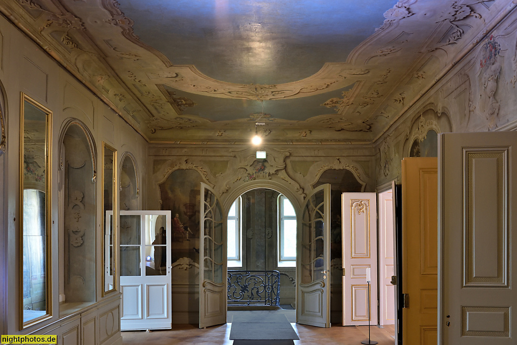 Schloss Altdöbern erbaut 1717 im barocken Stil für Generalmajor Alexander Dietrich von Eickstedt. Umbau fuer Carl Heinrich von Heineken 1749-1752. Umbau 1880 bis 1905 für Heinrich Graf von Witzleben-Alt-Doebern. 1917-1938 Eugen Laib Garbáty. Barockflur im