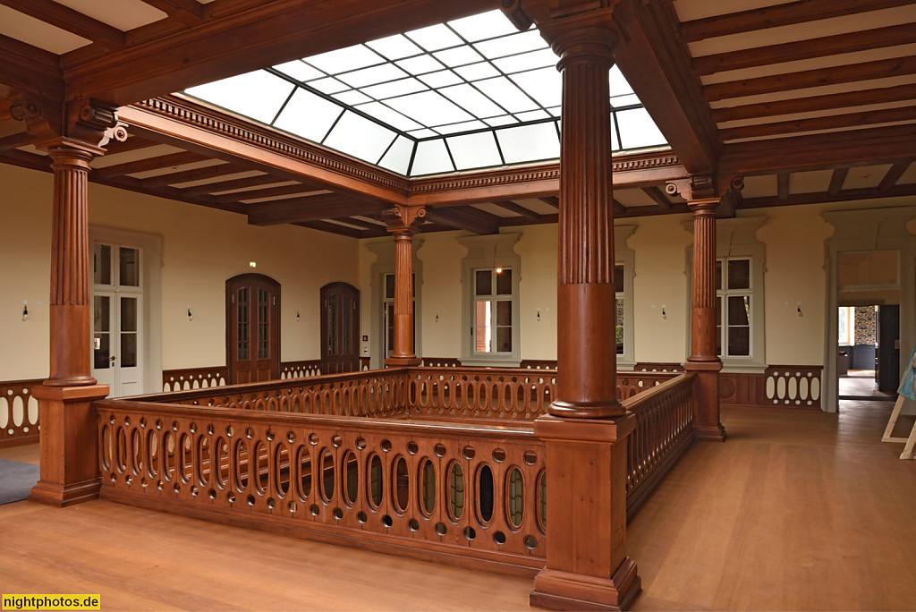 Schloss Altdöbern erbaut 1717 im barocken Stil für Generalmajor Alexander Dietrich von Eickstedt. Umbau fuer Carl Heinrich von Heineken 1749-1752. Umbau 1880 bis 1905 für Heinrich Graf von Witzleben-Alt-Doebern. 1917-1938 Eugen Laib Garbáty. Galerie unter