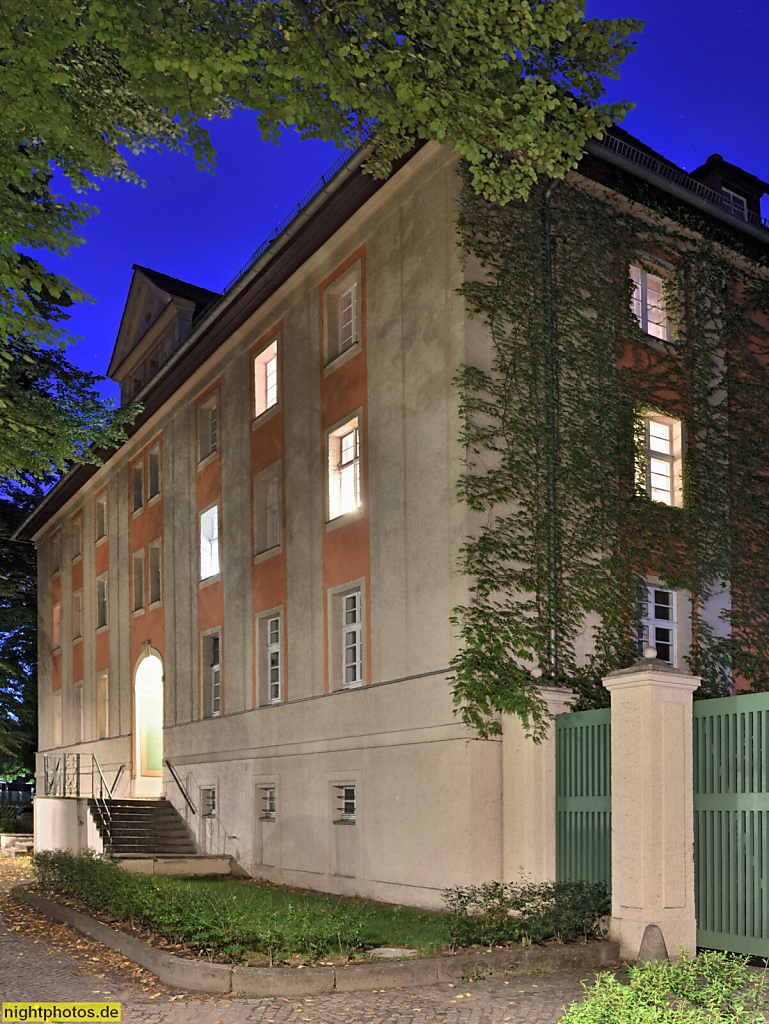 Berlin Dahlem. Wohnanlage. Erbaut 1922-1923 von der Hochbauabteilung des Preussischen Finanzministeriums unter Regierungsbaumeister Heinz Tietze als Beamtenwohnungen. Milowstrasse 2