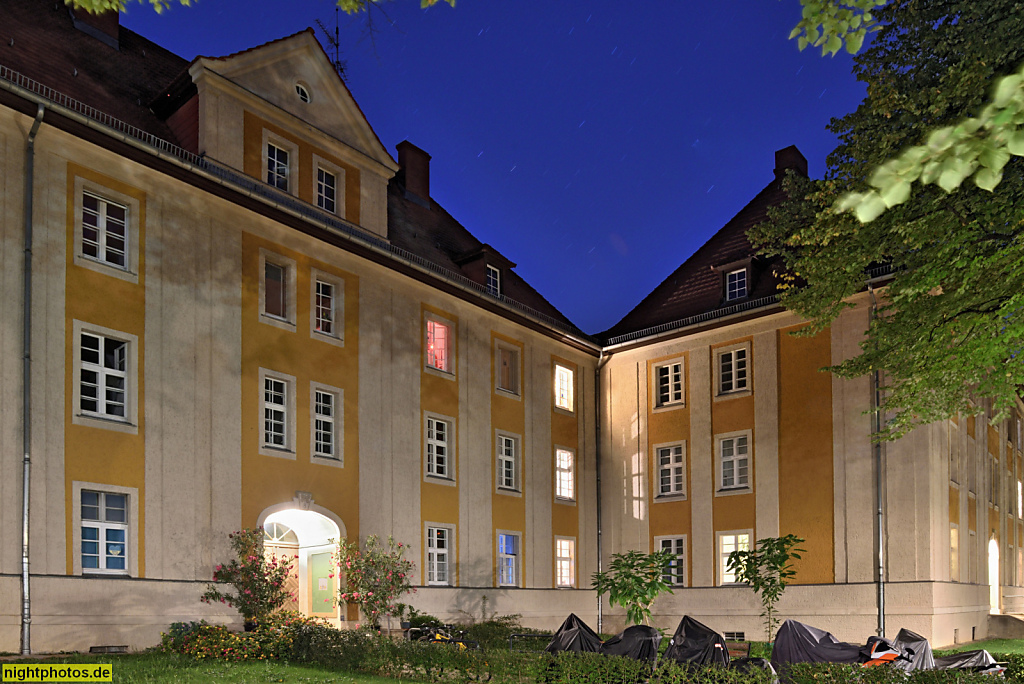 Berlin Dahlem. Wohnanlage. Erbaut 1922-1923 von der Hochbauabteilung des Preussischen Finanzministeriums unter Regierungsbaumeister Heinz Tietze als Beamtenwohnungen. Milowstrasse 8-10