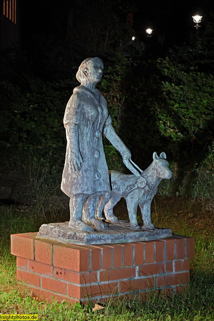 Berlin Steglitz. Bronzeskulptur 'Blindes Mädchen mit Führhund' erschaffen 1962-1963 von Hildegard Reinsch vor Blindenmuseum. Rothenburgstrasse 14
