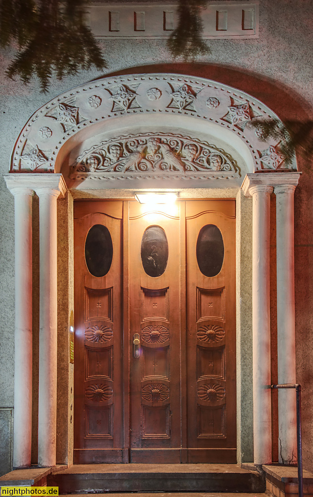 Berlin Steglitz. Mietshaus mit Säulenportikus mit Korbbogen. Sedanstrasse 2