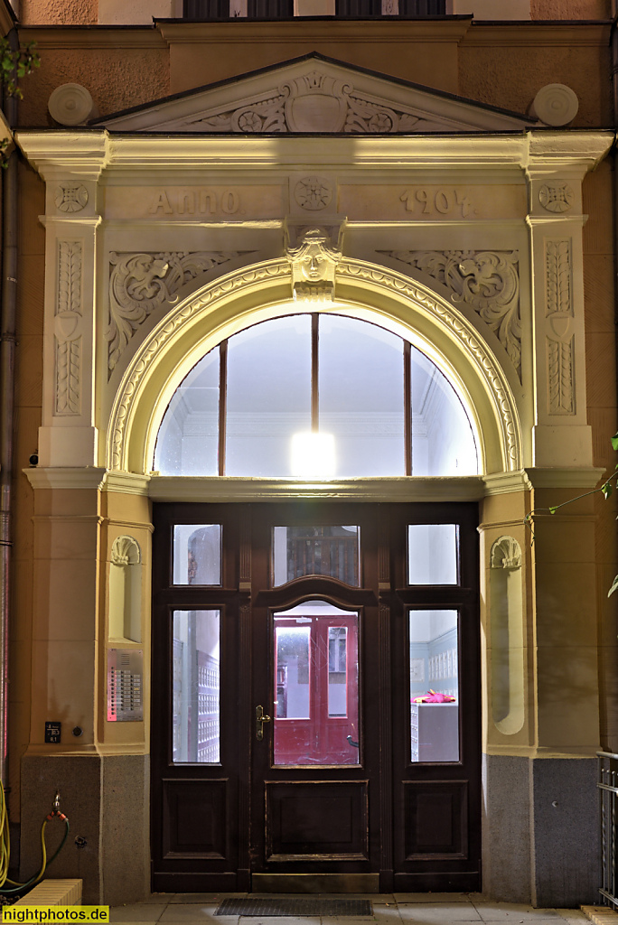 Berlin Steglitz. Mietshaus. Portikus mit Dreiecksgiebel und Stuckreliefs über Rundbogentür mit Oberlicht. Sedanstrasse 3-4 erbaut 1904-1905 von Klitscher und Afdring