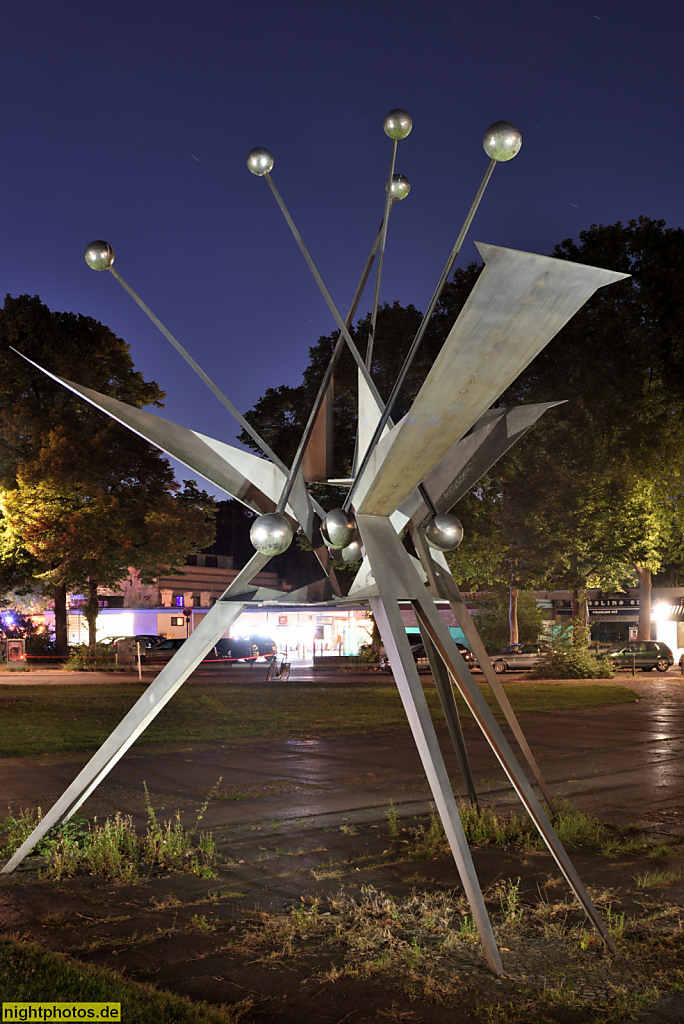 Berlin Mitte Hansaviertel. Freiplastik Hansaviertel. Erschaffen 1957-1958 von Hans Uhlmann aus Edelstahl anlässlich der Interbau 1957. Bartningallee Ecke Altonaer Strasse