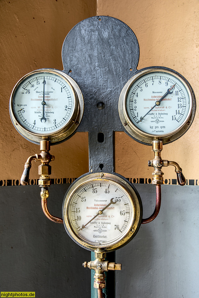 Berlin Grunewald. Maschinenhalle des Wasserwerk Teufelssee. Erbaut 1872 von Hanshent und Schmetzer auf dem heutigen Gelände des Ökowerk Teufelssee. Messinstrumente